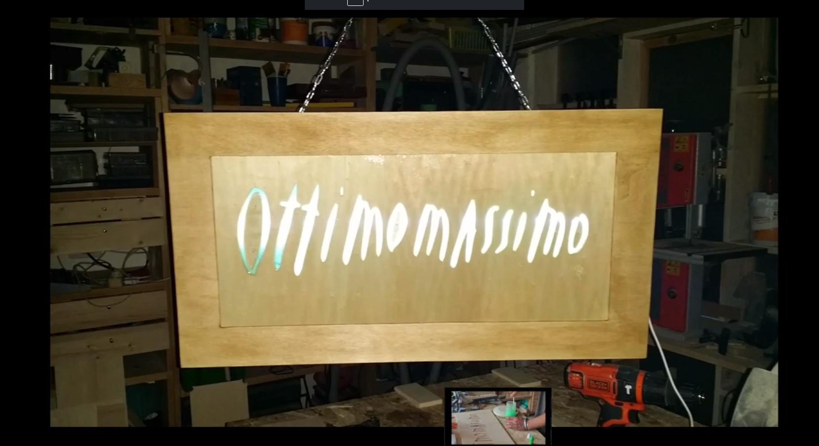 Scritta retroilluminata in legno e resina epossidica con cnc e software open source il risultato finale