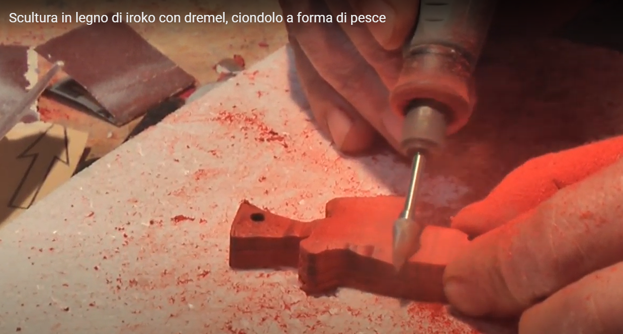Scultura in legno di iroko Pesce
