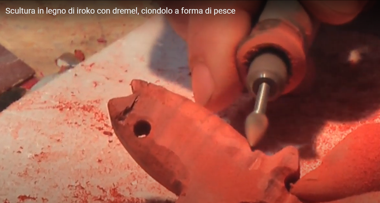 Scultura in legno di iroko Pesce
