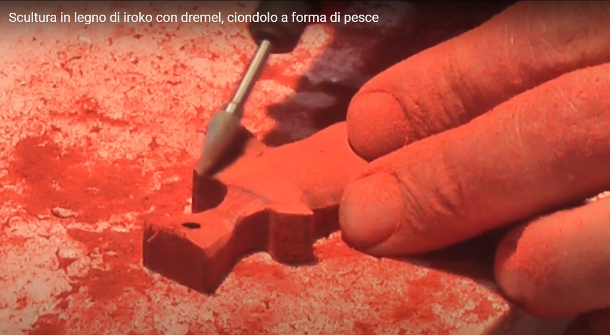 Scultura in legno di iroko Pesce