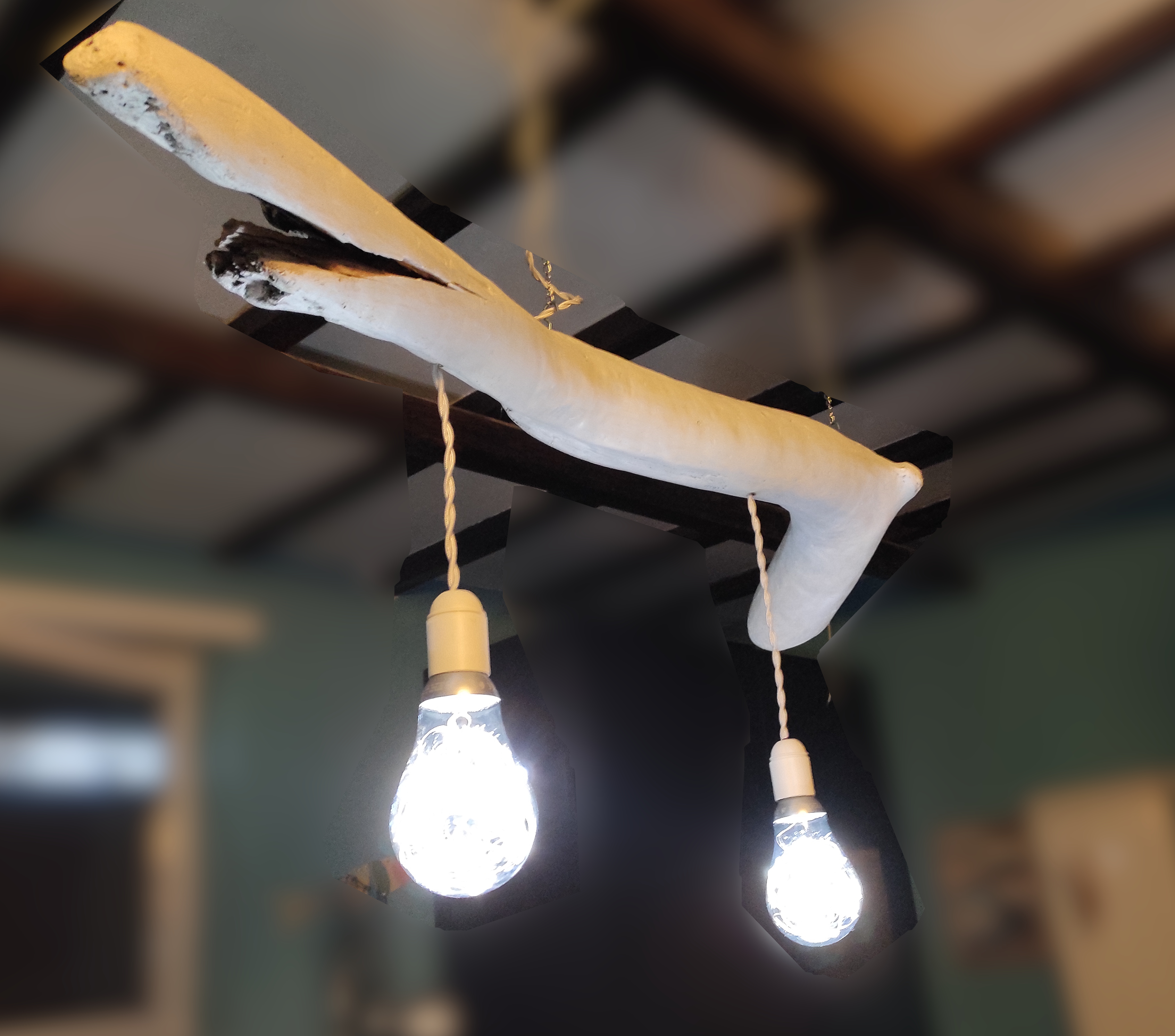 Lampada con tronco d'albero recuperato dal mare 