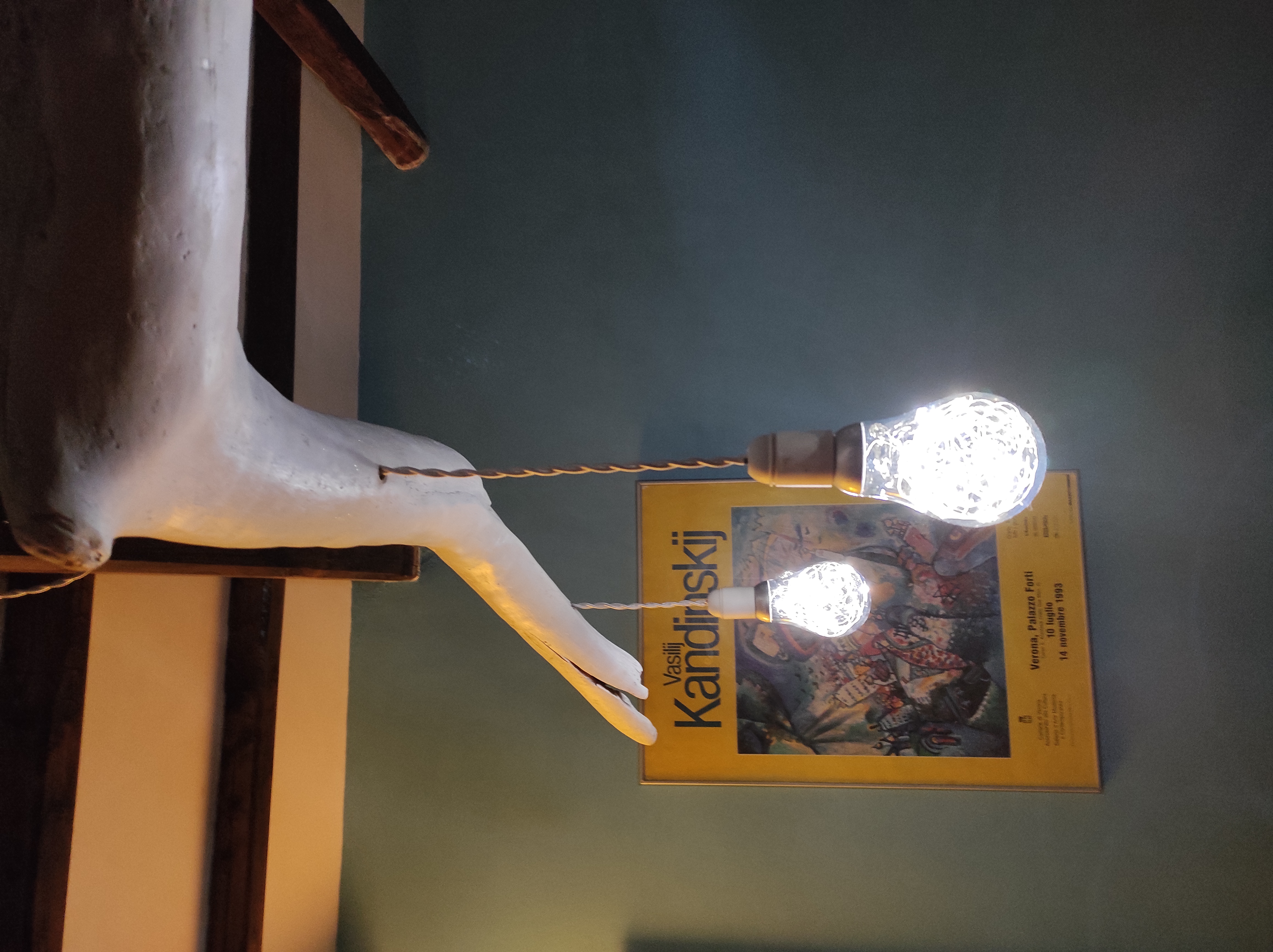 Lampada con tronco d'albero recuperato dal mare 01