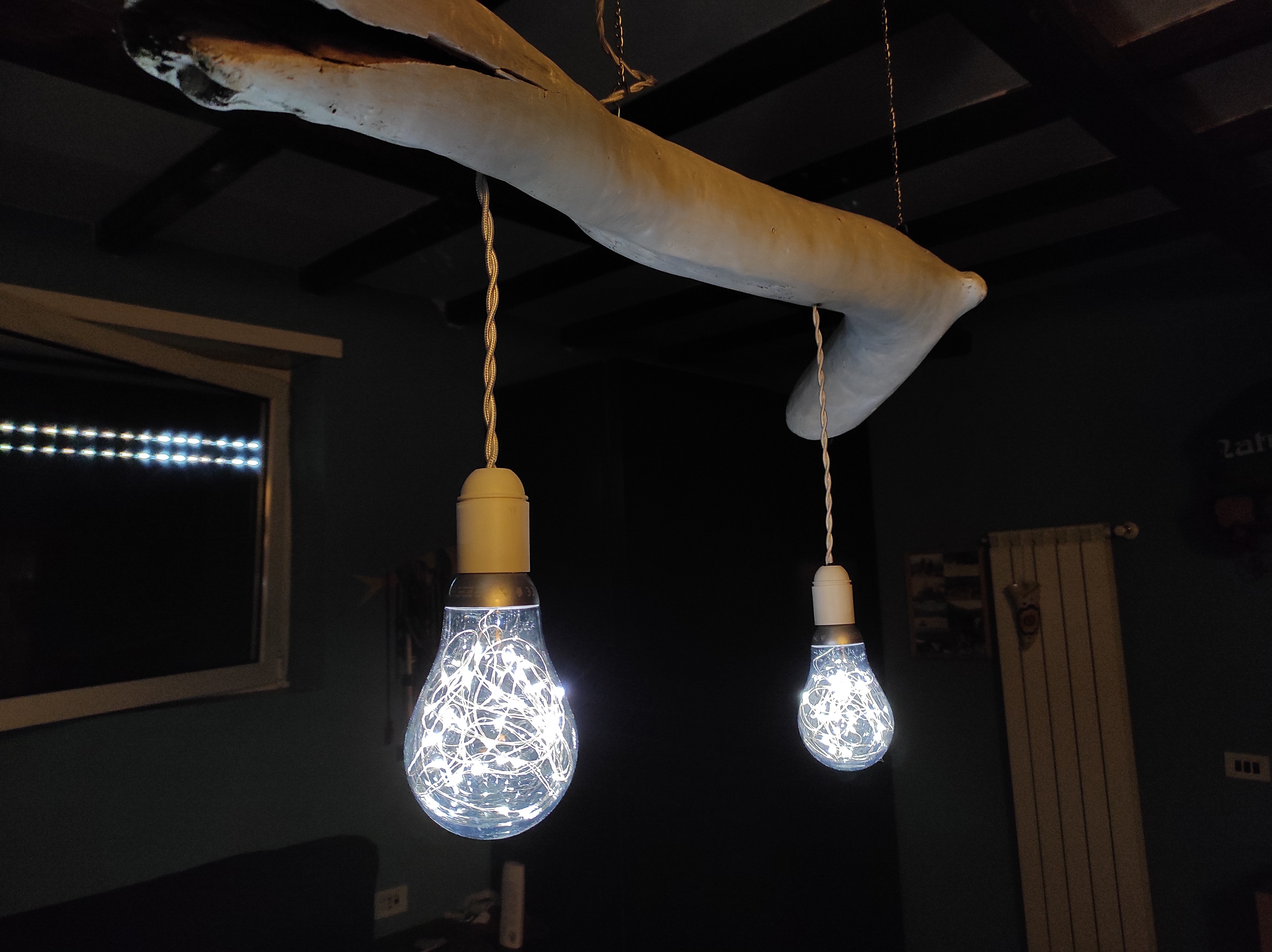 Lampada con tronco d'albero recuperato dal mare 01