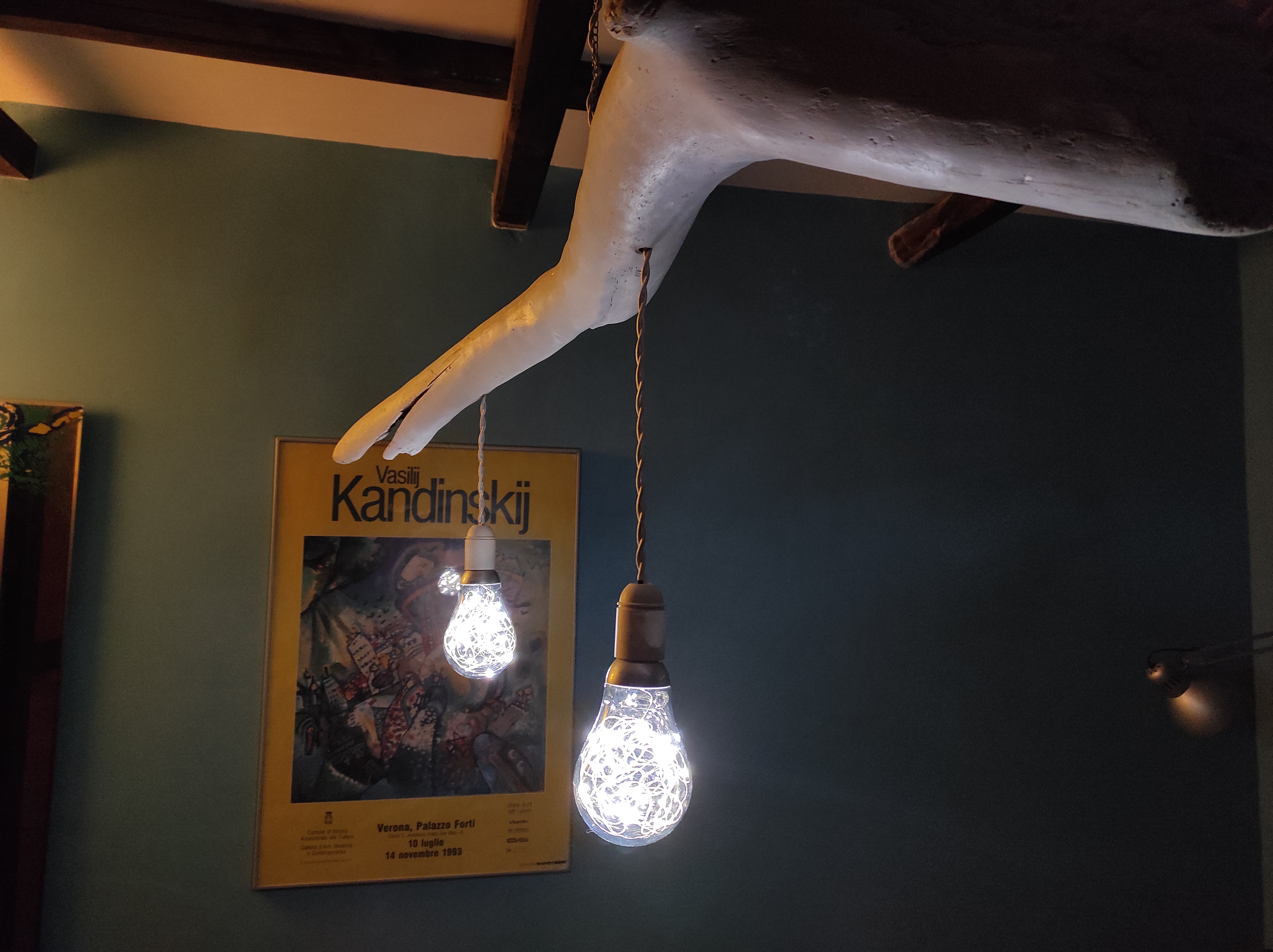 Lampada con tronco d'albero recuperato dal mare 01