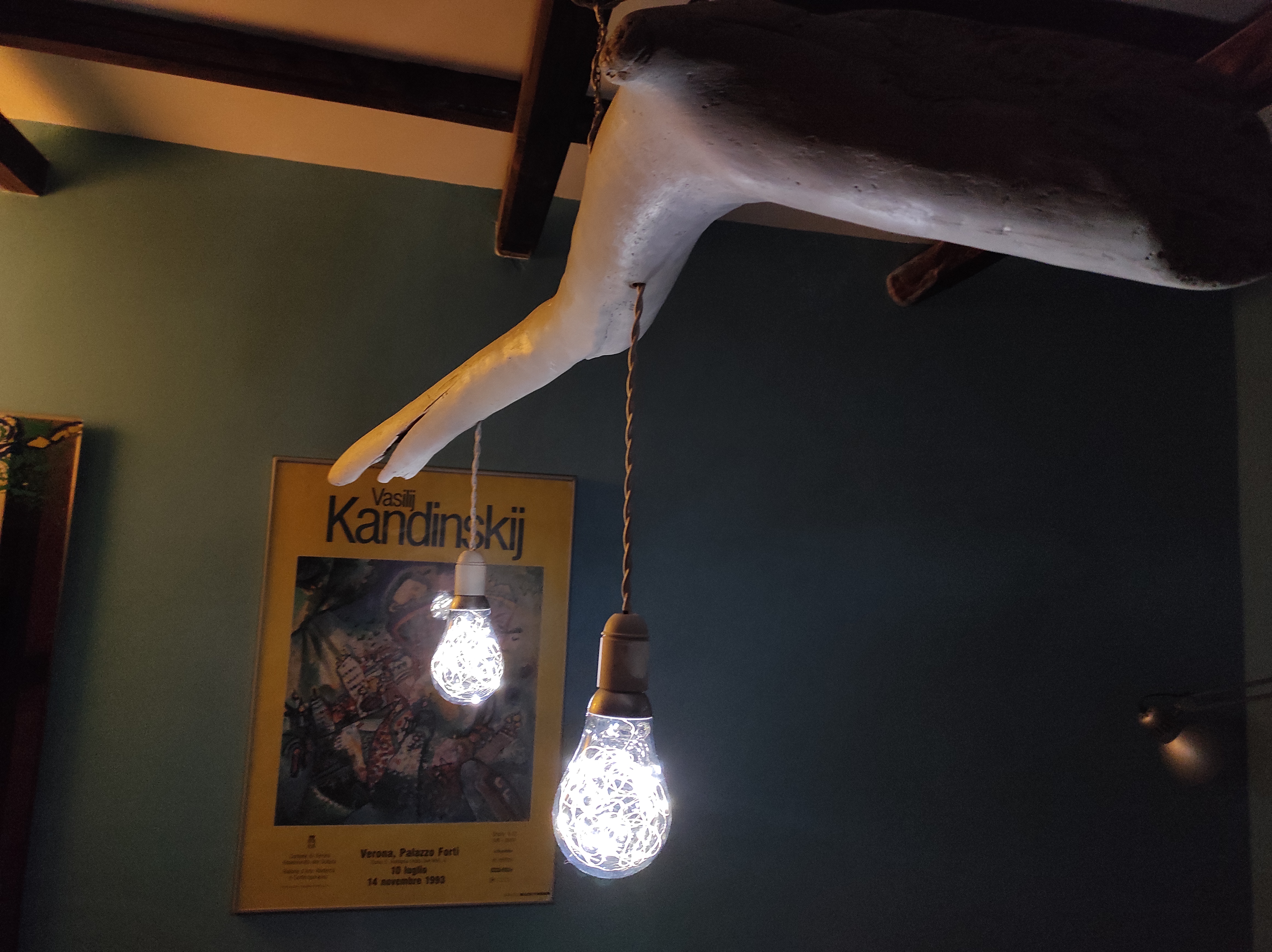 Lampada con tronco d'albero recuperato dal mare 01