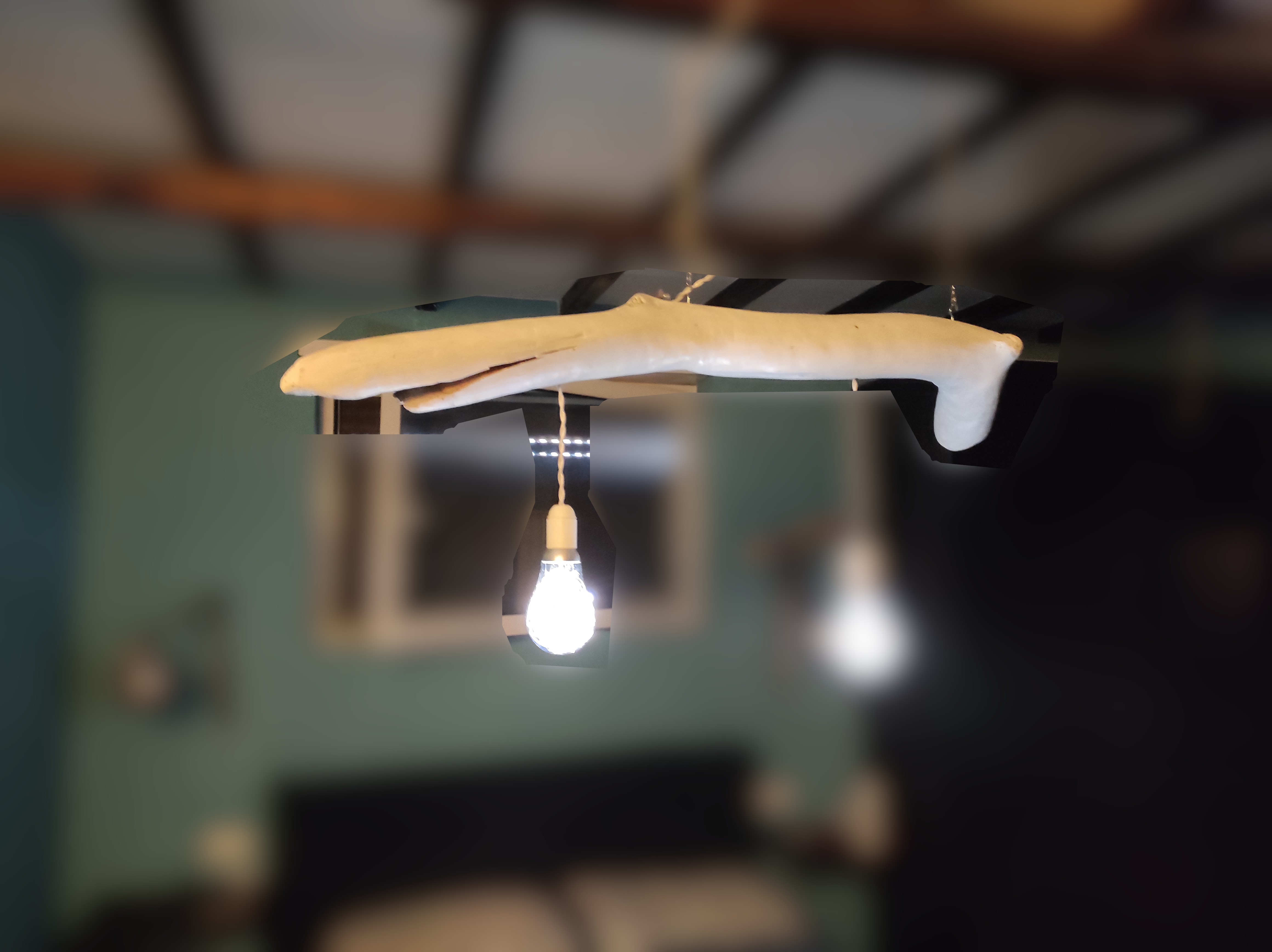 Lampada con tronco d'albero recuperato dal mare 01