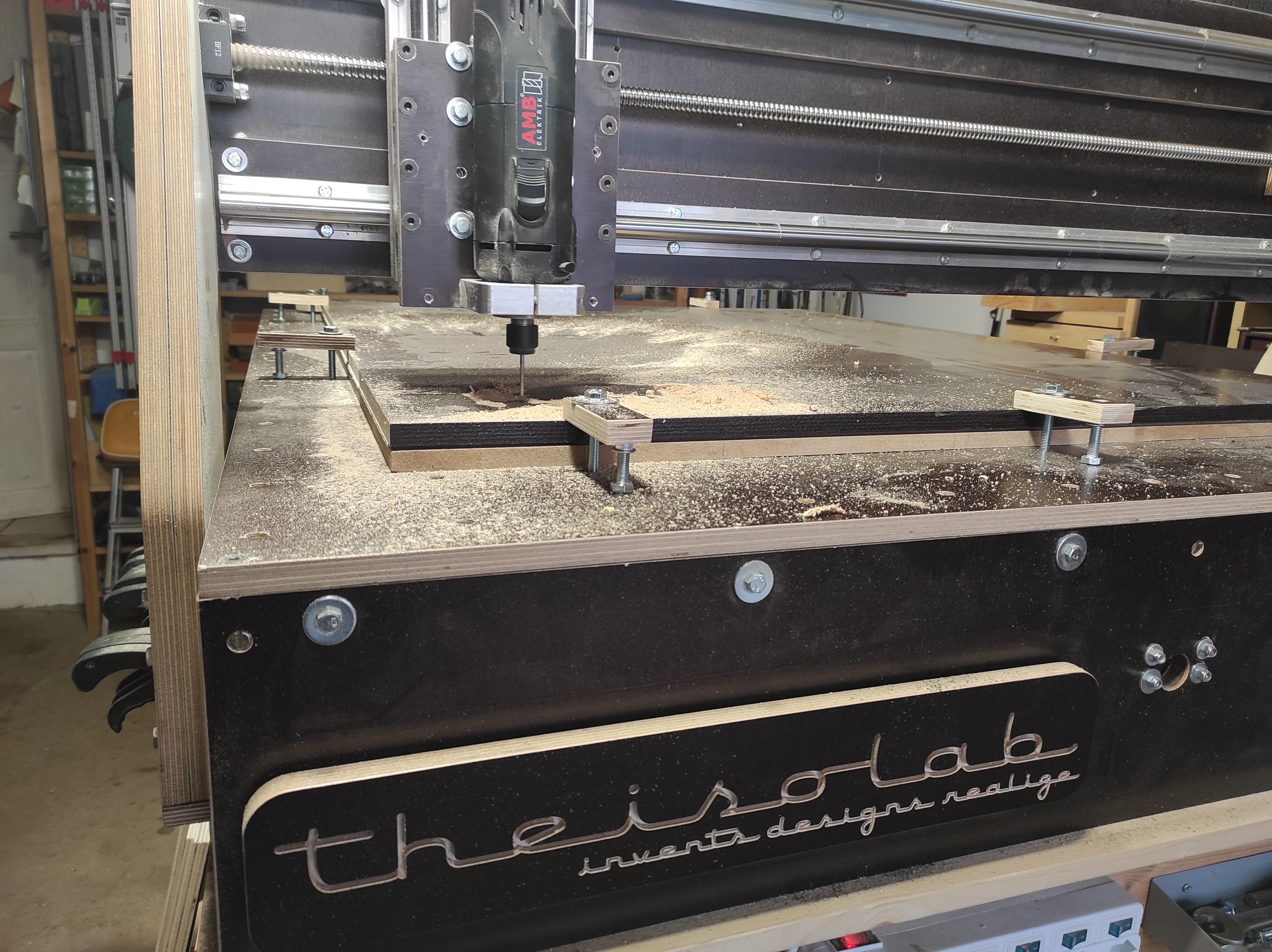 cnc 120150 in legno che realizza un suo clone