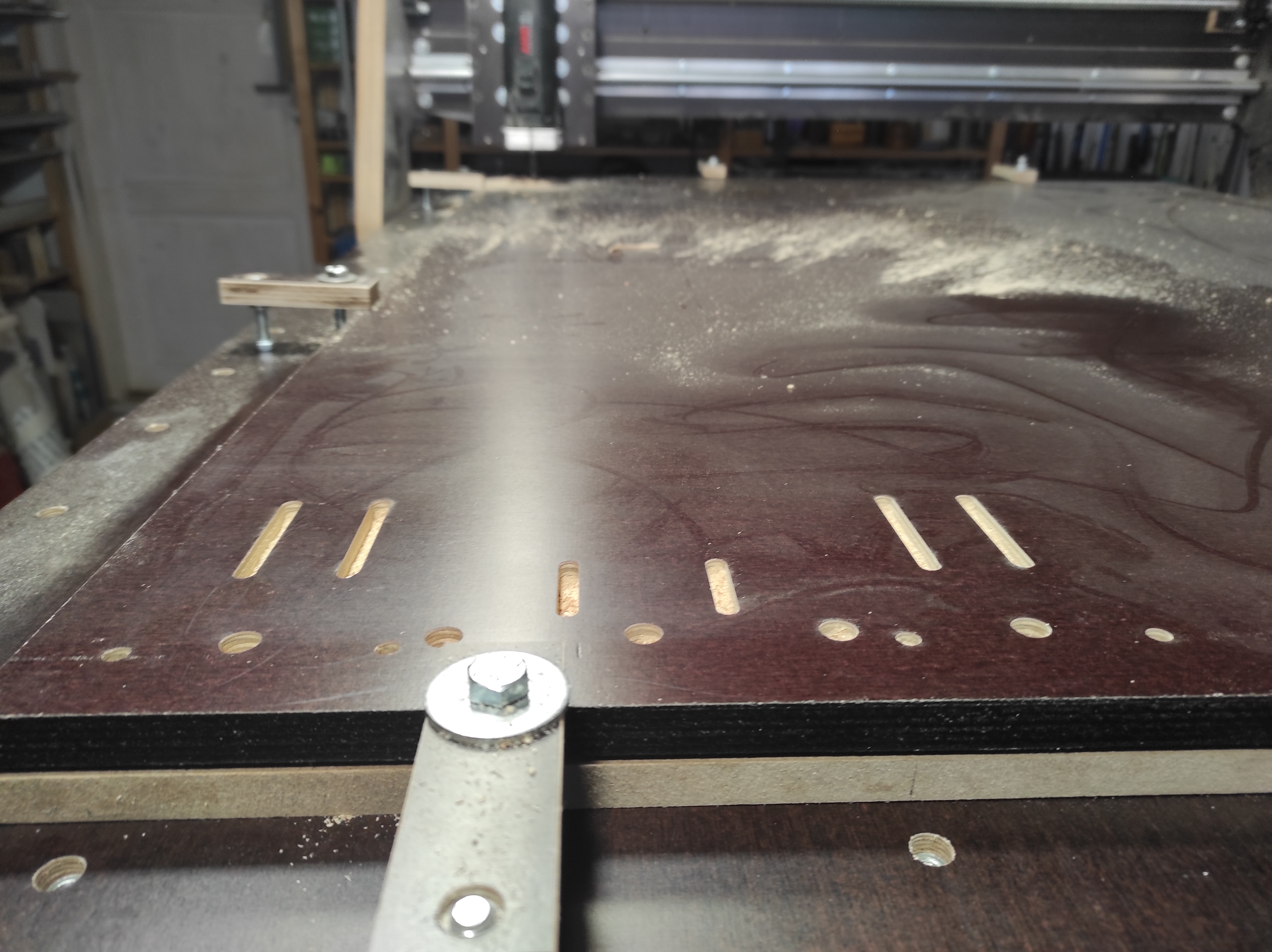 cnc 120150 in legno che realizza un suo clone
