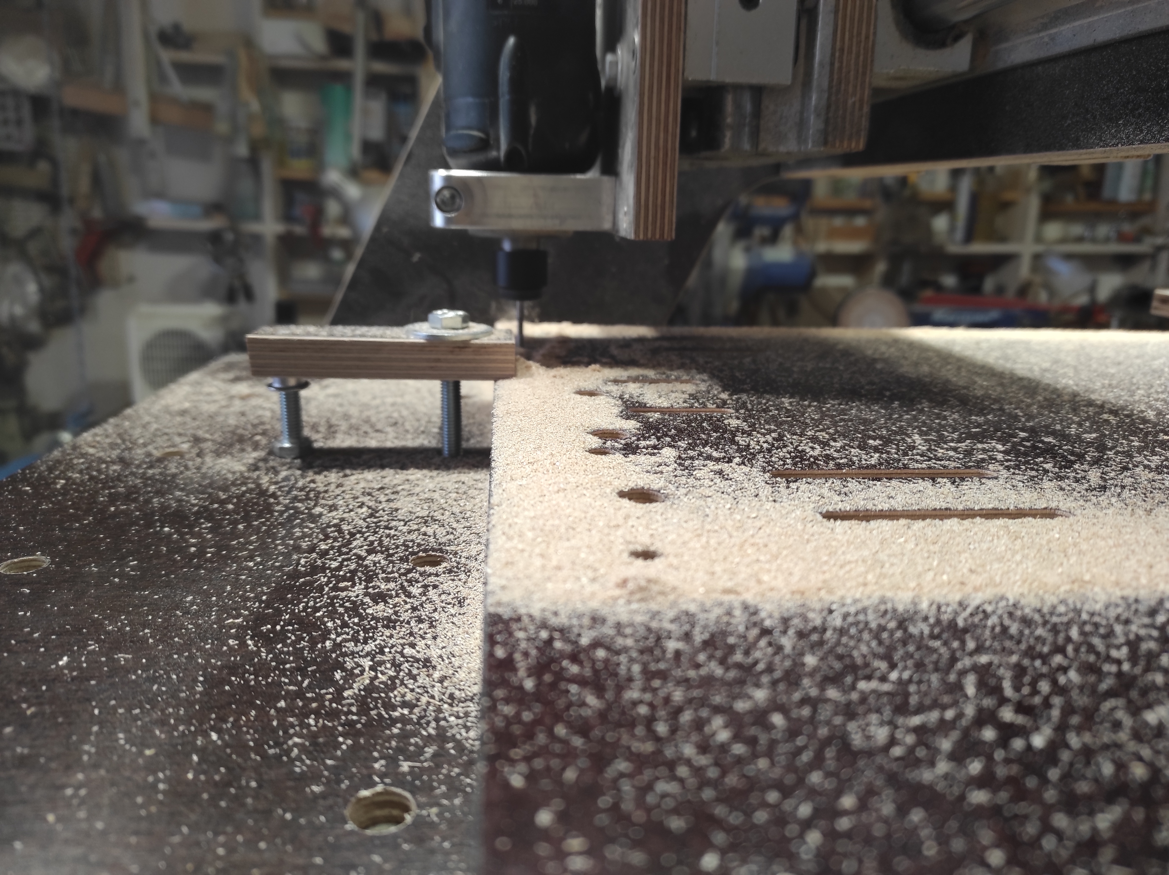 cnc 120150 in legno che realizza un suo clone