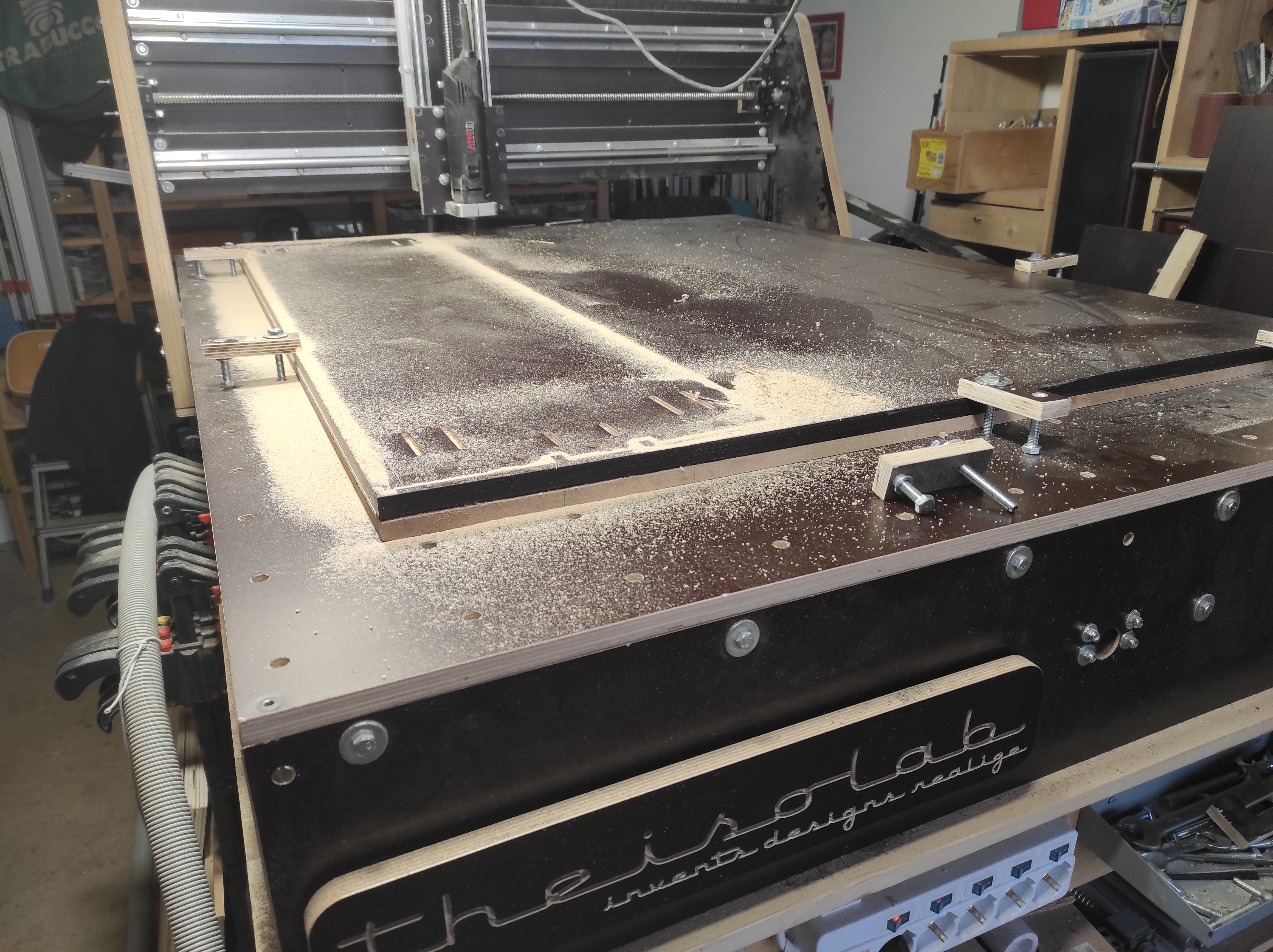 cnc 120150 in legno che realizza un suo clone