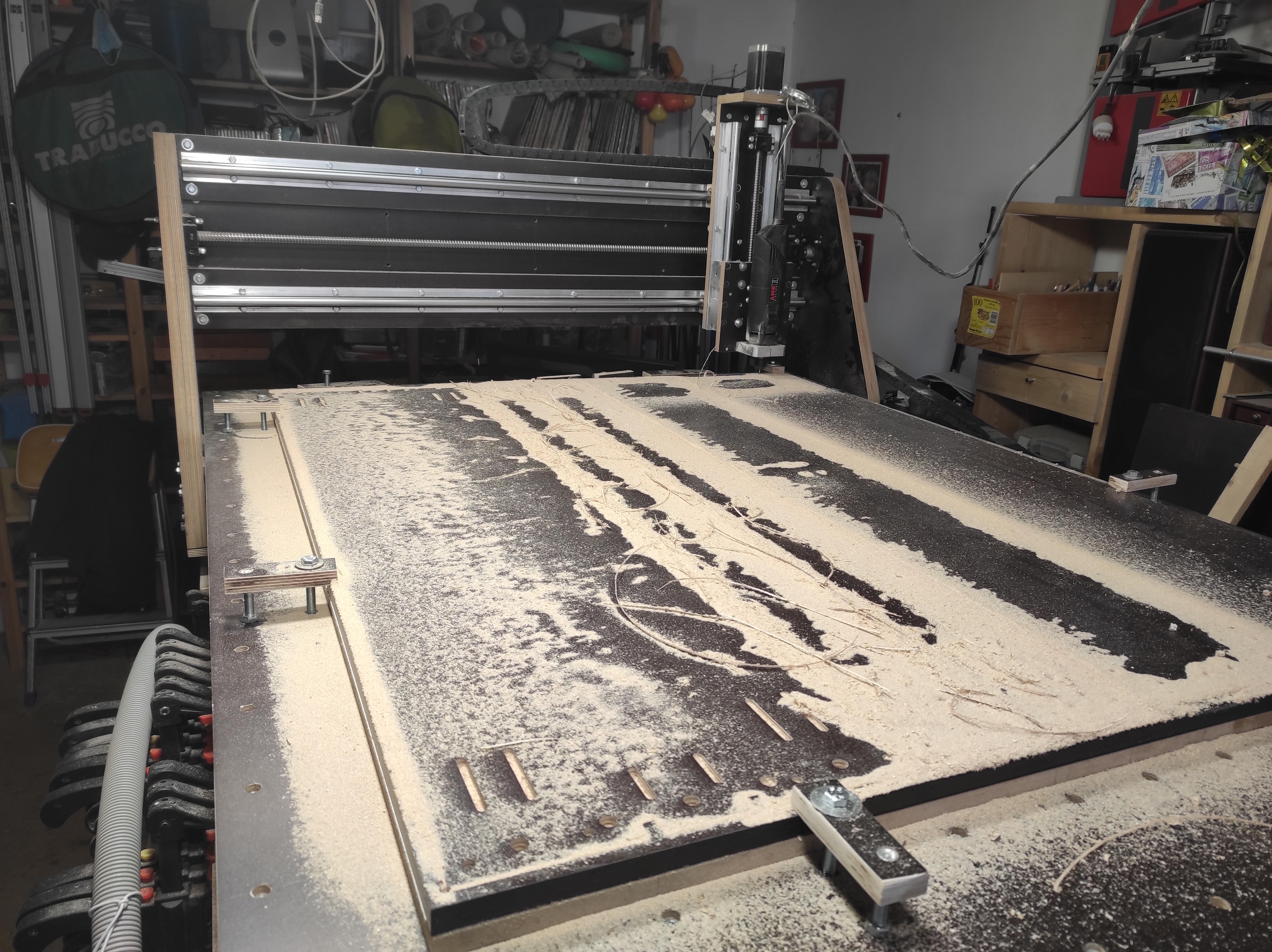 cnc 120150 in legno che realizza un suo clone