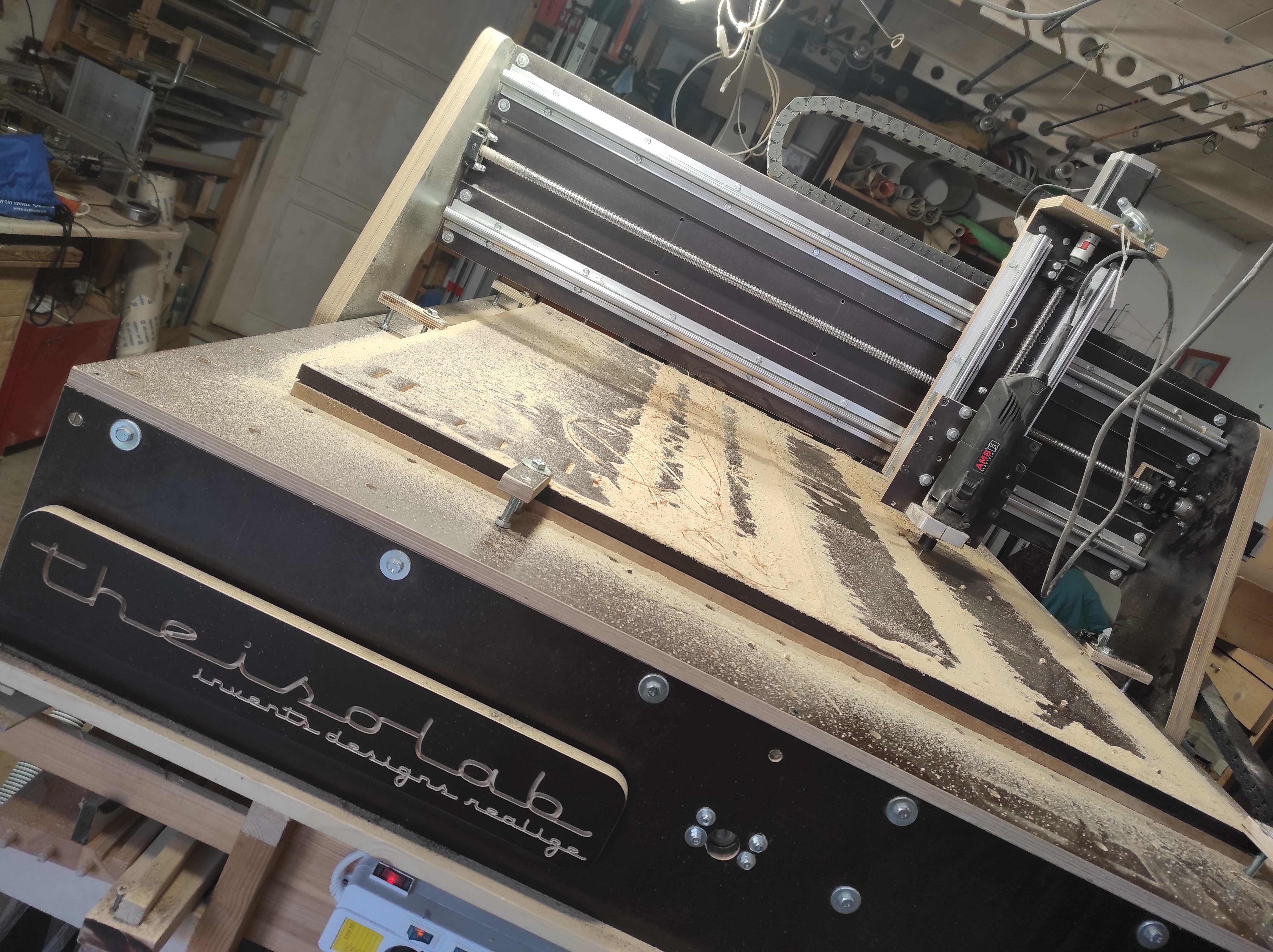 cnc 120150 in legno che realizza un suo clone