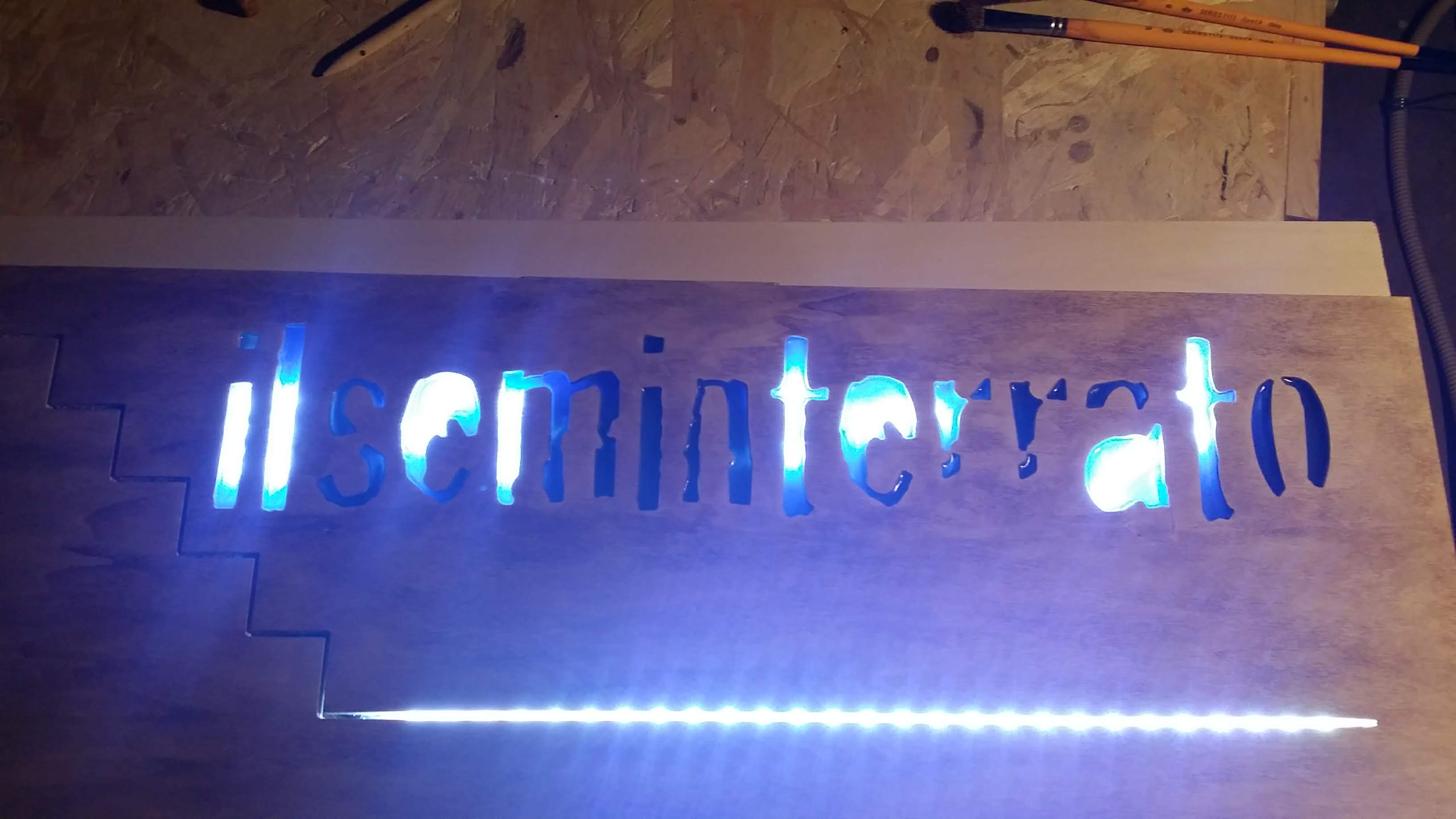 Insegna in resina epossidica illuminata